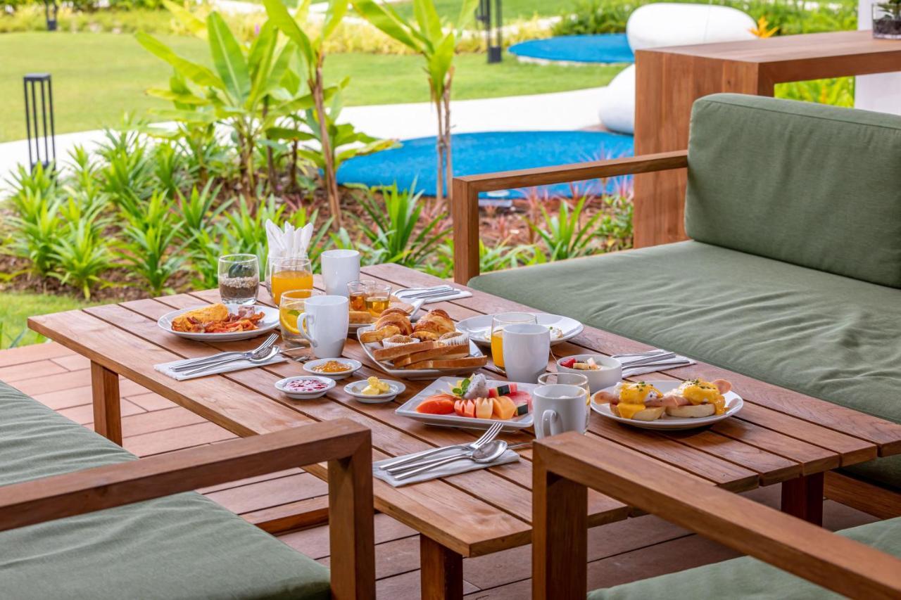 Outrigger Khao Lak Beach Resort - Sha Extra Plus מראה חיצוני תמונה A breakfast table