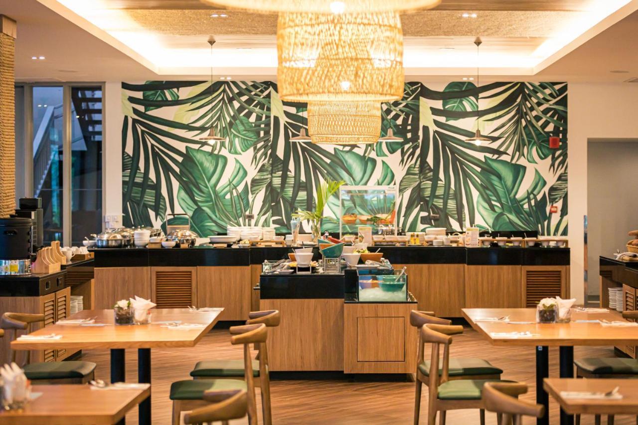 Outrigger Khao Lak Beach Resort - Sha Extra Plus מראה חיצוני תמונה The interior of the lounge