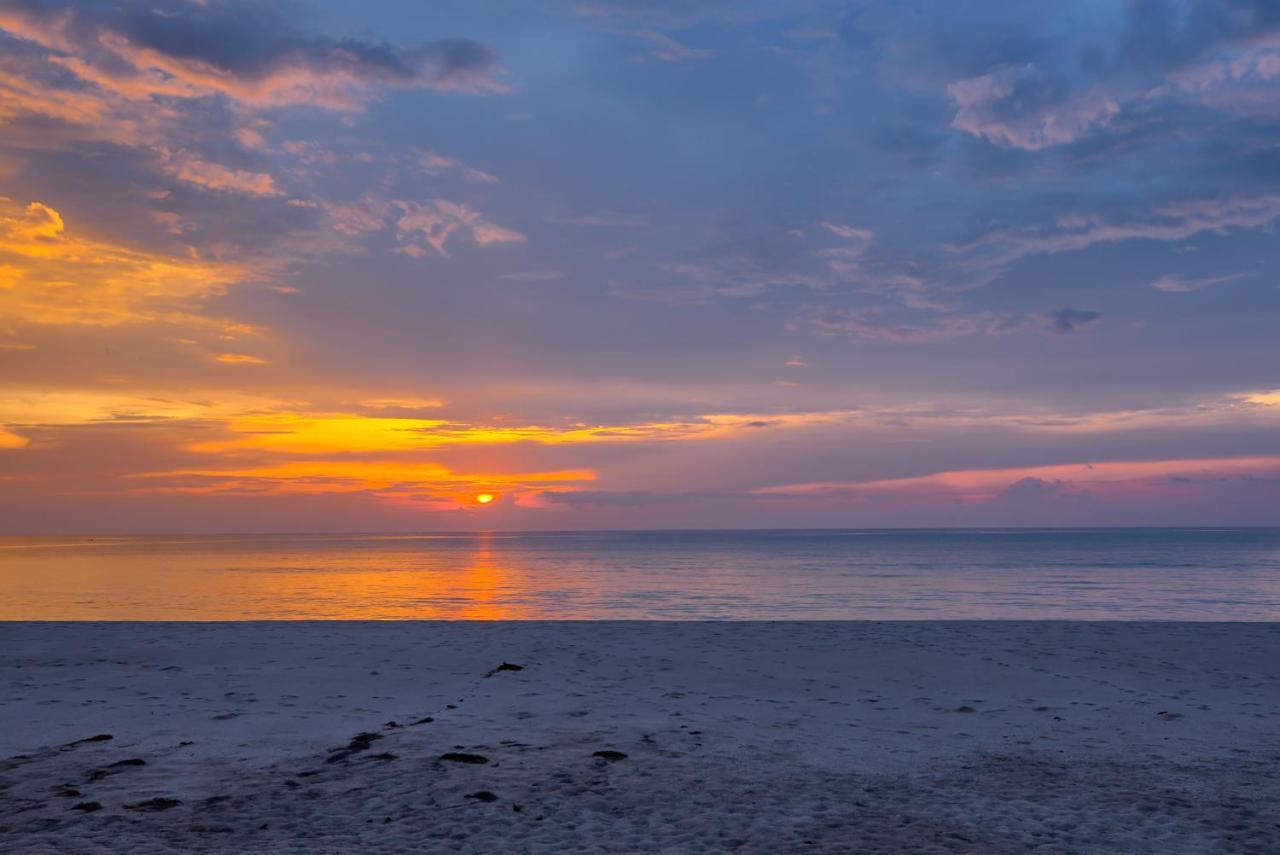 Outrigger Khao Lak Beach Resort - Sha Extra Plus מראה חיצוני תמונה Sunset over the Gulf of Riga