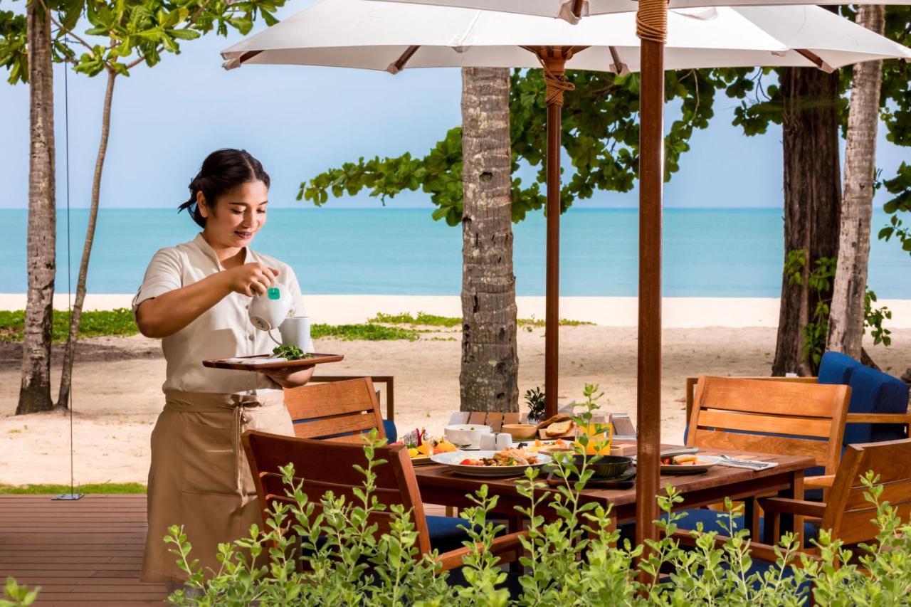 Outrigger Khao Lak Beach Resort - Sha Extra Plus מראה חיצוני תמונה A Thai waitress at a resort
