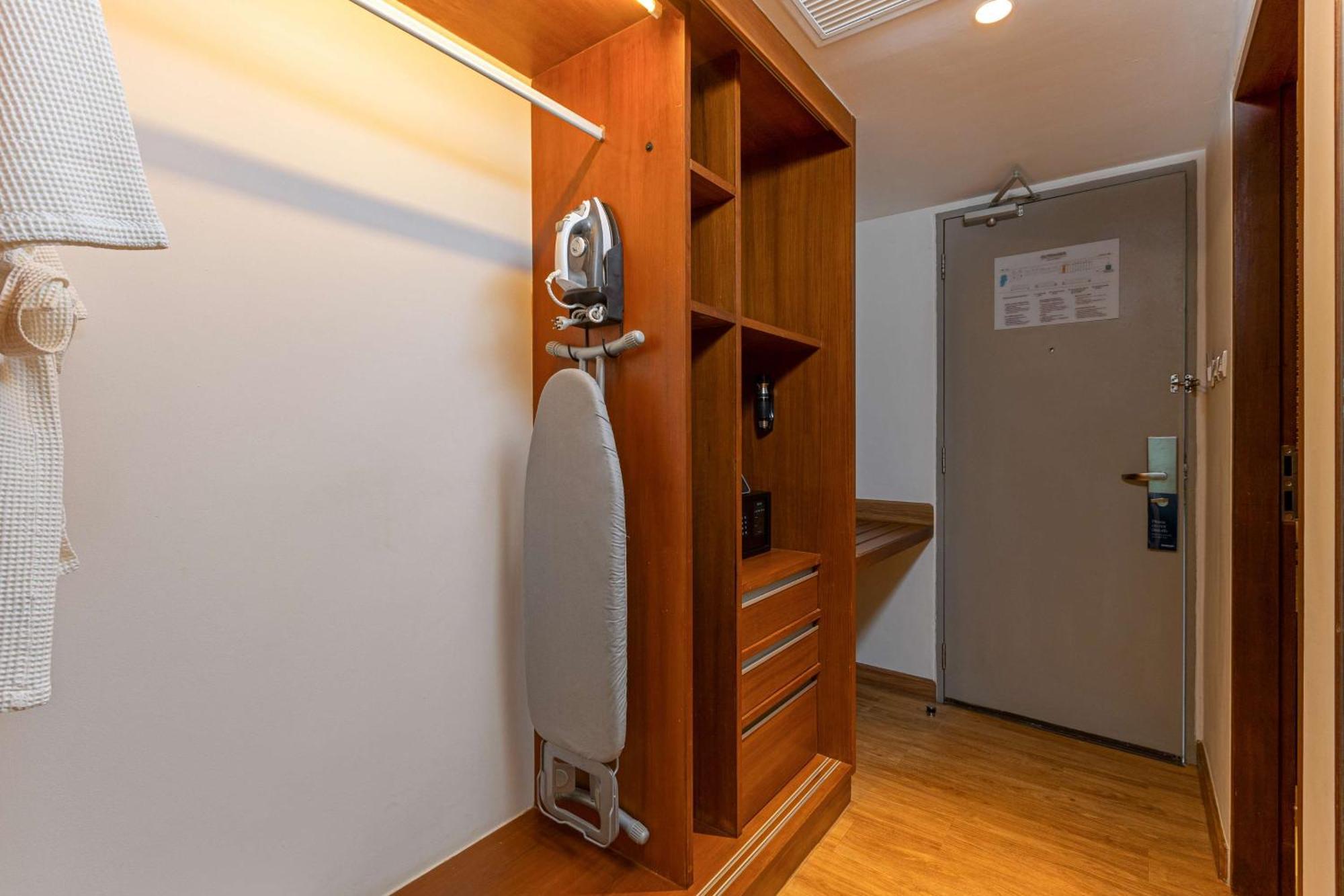 Outrigger Khao Lak Beach Resort - Sha Extra Plus מראה חיצוני תמונה A steam iron and ironing board in a hotel room