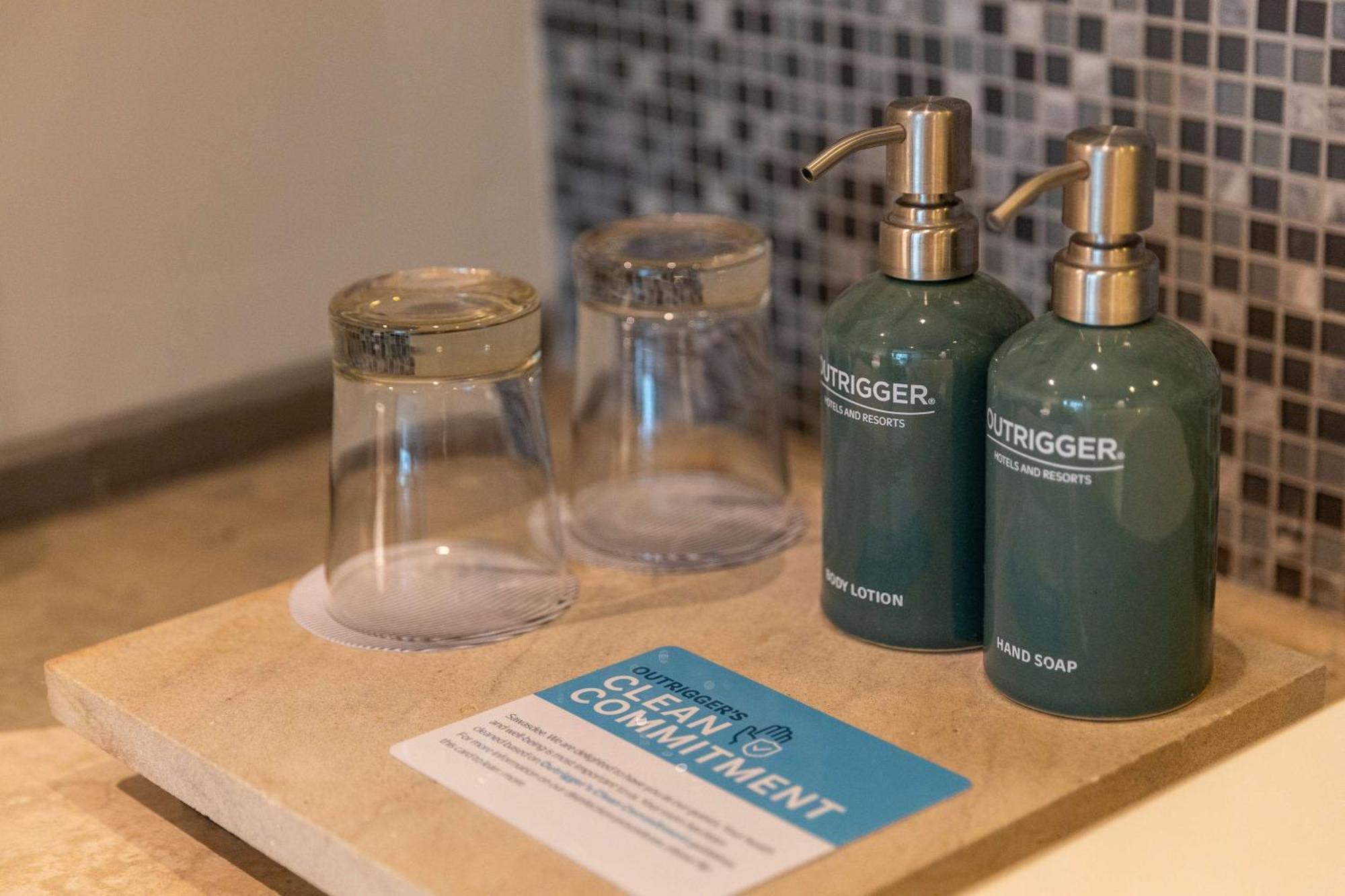 Outrigger Khao Lak Beach Resort - Sha Extra Plus מראה חיצוני תמונה Soap and lotion dispensers