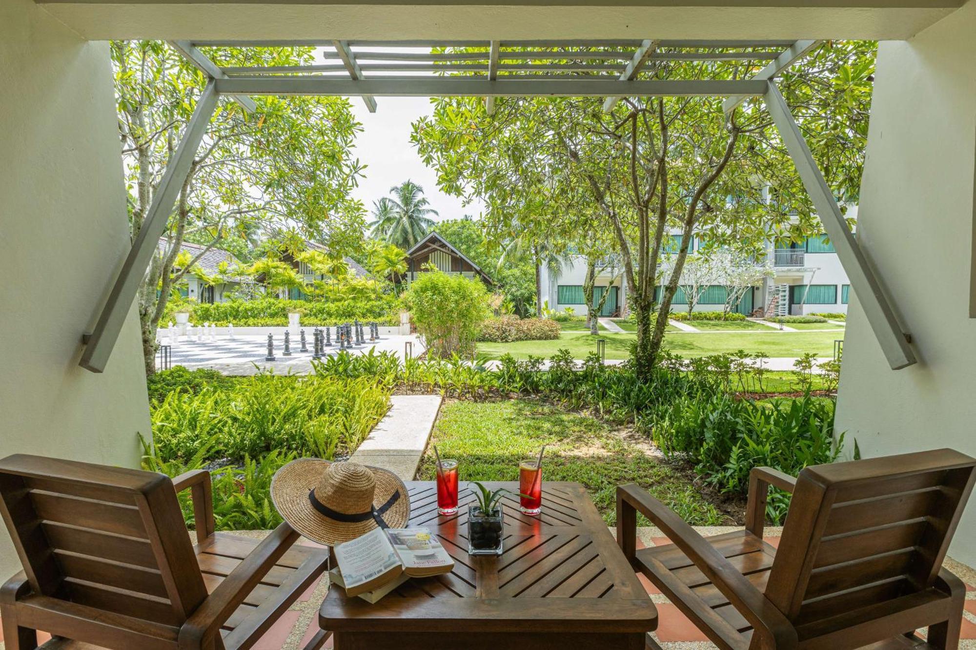 Outrigger Khao Lak Beach Resort - Sha Extra Plus מראה חיצוני תמונה The resort's garden